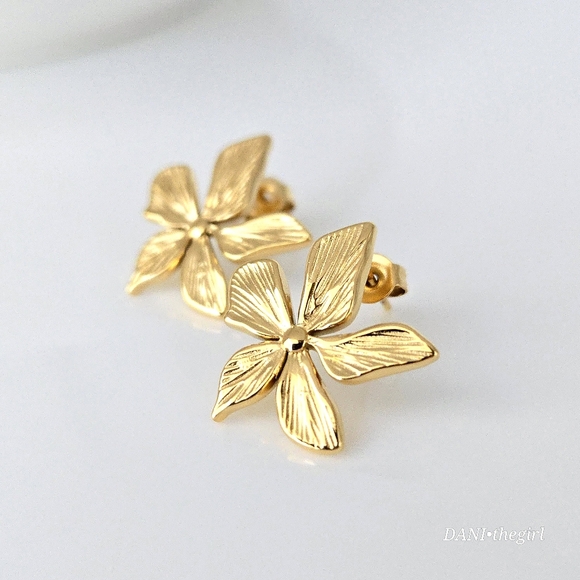 NEW Gold Plumeria Flower Stud Earrings - Picture 4 of 10